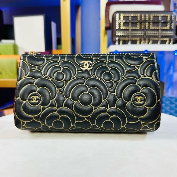 New Rare Chanel Camellia Black Gold Lambskin Embossed Leather Cosmetic Travel Po - Picture 2 of 13